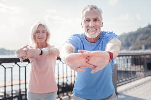 Motion er en af de mange nøgler til sund aldring, hvilket illustreres af ældre par, der træner udenfor