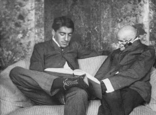 Gregorio Marañón, der læser med et skelet