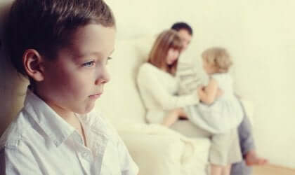 Undgå jalousi hos børn, når der kommer en baby