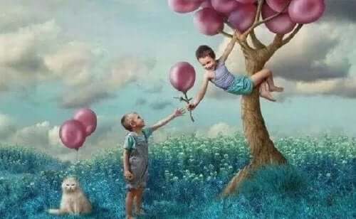 Dreng i et træ med balloner