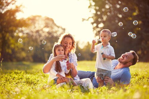 Familie, der puster sæbebobler
