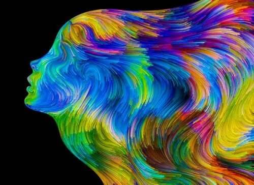 Farverig skikkelse af kvinde