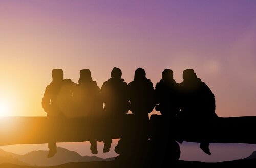 En gruppe venner, der ser solopgang