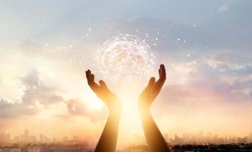 Hænder, der holder lysende hjerne