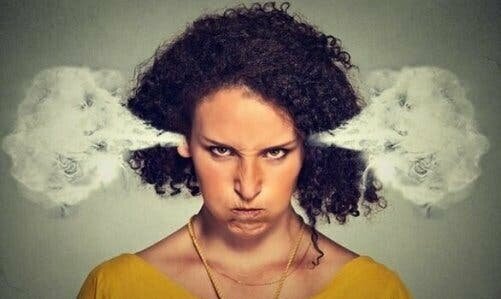 Kvinde med damp ud af ørerne illustrerer forholdet mellem kaos og narcissister