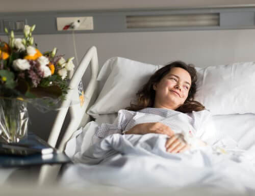 Kvinde i hospitalsseng