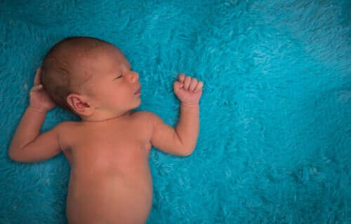 Lille baby på blåt tæppe