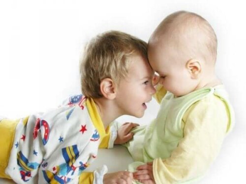 Lille dreng og baby