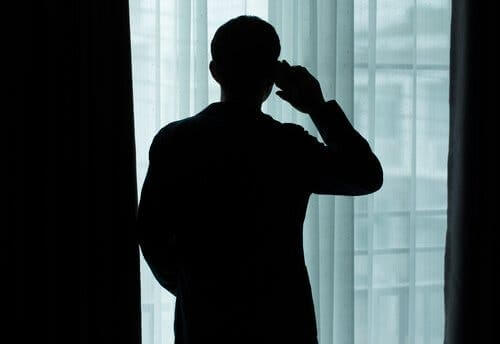 Mand, der snakker i telefon