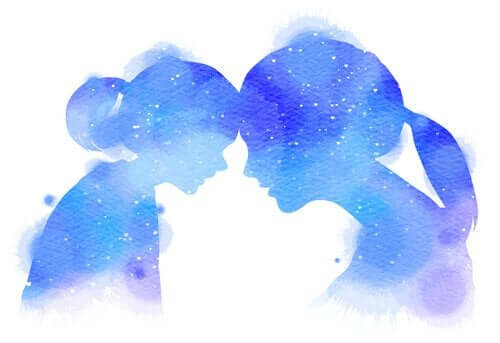 Mor og datter, der har pande mod pande