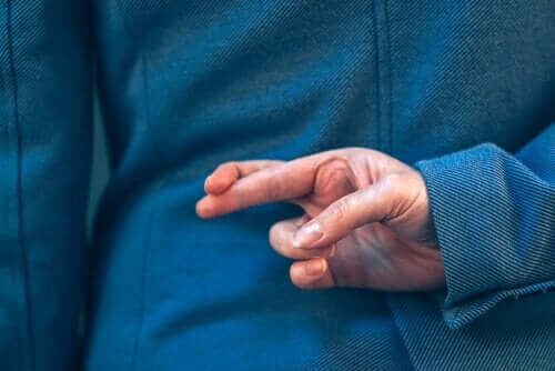 Person, der krydser fingre bag sin ryg