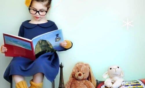 Pige med briller læser bog