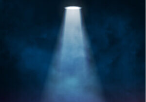 Spotlight effekten: Hvorfor det føles som om, alle kigger på dig