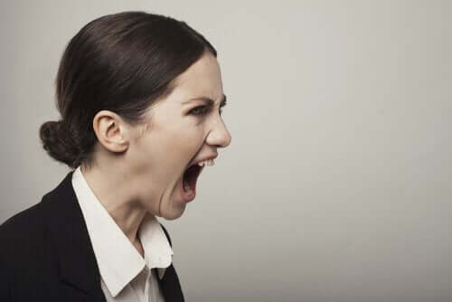 Vred kvinde, der råber