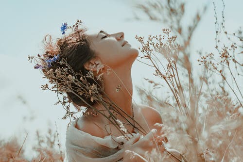 Kvinde på blomstermark illustrerer følelsen af, at jeg tror på mig selv