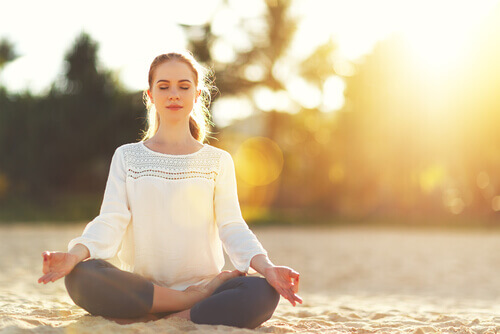 Kvinde mediterer, da det er en af de vigtigste nøgler til velvære