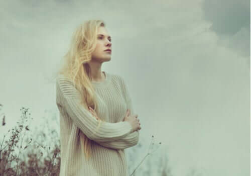 Kvinde krammer sig selv og prøver at hele et knust hjerte