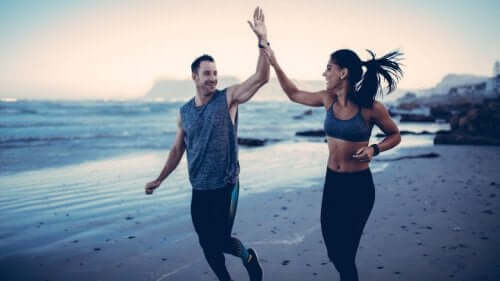 Par løber og giver hinanden high five