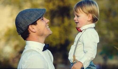 Far og søn, der kigger på hinanden