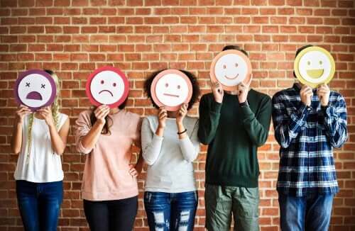 Folk med forskellige smiley'er foran deres ansigt
