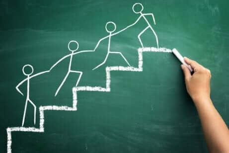 Kridttegning af folk, der hjælper hinanden på en trappe