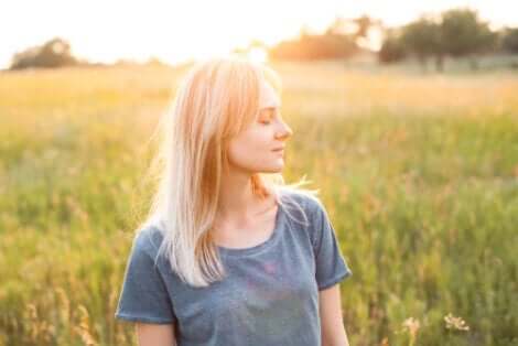 Kvinde, der nyder frisk luft