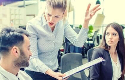 Kvinde skælder ud på kollega