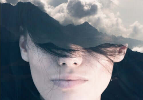 Kvinde med skyer foran ansigt indser, at kriser er muligheder