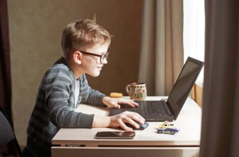 Lille dreng, der spiller på computer