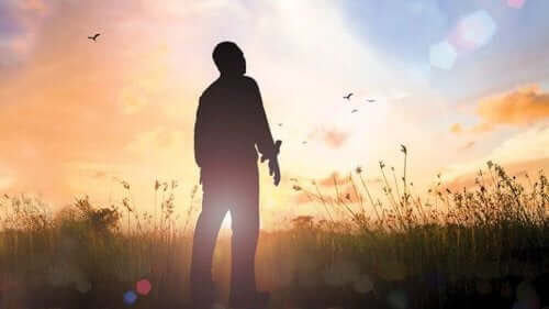 Mand, der står på en eng