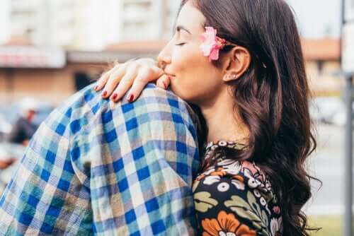 Par krammer og nyder, at kærlighed gør os mere intelligente