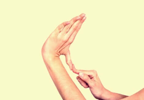 person, der kan bøje sin finger unaturligt meget