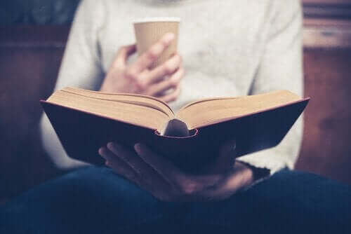 Person, der læser med en kop kaffe