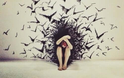 Pige med angst gemmer sig for fugle