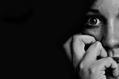 Skræmt kvinde i mørke