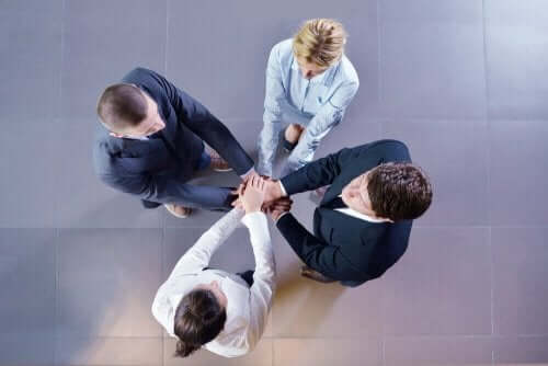 Interaktionsritualer finder sted i gruppe med hænderne samlet