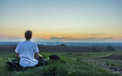 Mand udfører Vipassana meditation udenfor