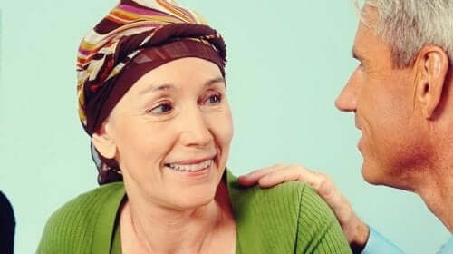 Kvinde med kræft modtager psykoonkologi