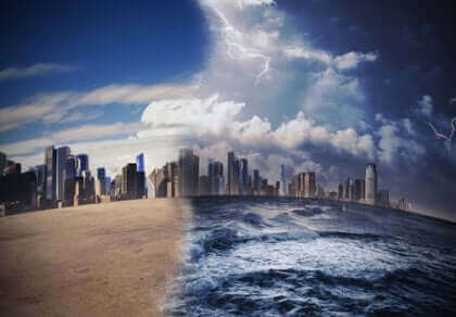 Storby med hav og lyn