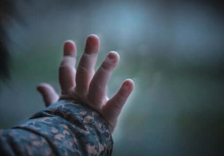 Babyhånd på vindue