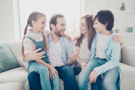 Familie illustrerer kærlighed i familien