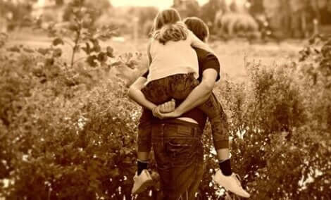 Pige på drengs ryg i mark