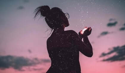 Kvinde i mørke griber stjernestøv