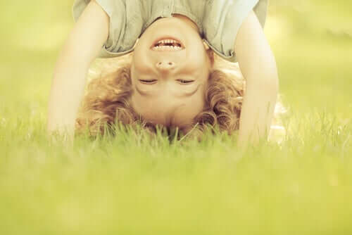 Glad barn på græs