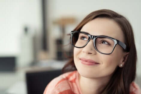 Glad kvinde med briller