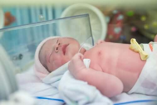 Lille baby indlagt på hospital
