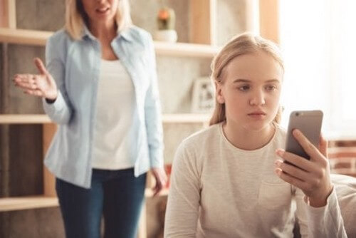 Mor prøver at få kontakt til datter, som sidder med sin telefon