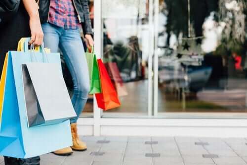 Personer shopper og går rundt med indkøbsposer