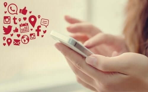 Pige bruger sin telefon til at tjekke sociale medier