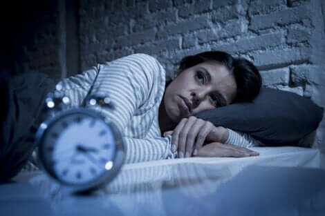 Søvnløs kvinde i seng lider af hypnomani